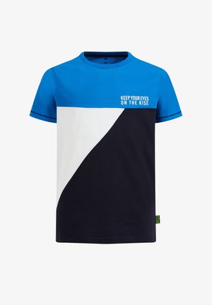 T-shirt met korte mouwen, blauwe bovenkant, diagonale witte en zwarte panelen en de tekst "KEEP YOUR EYES ON THE RISE" op de borst.