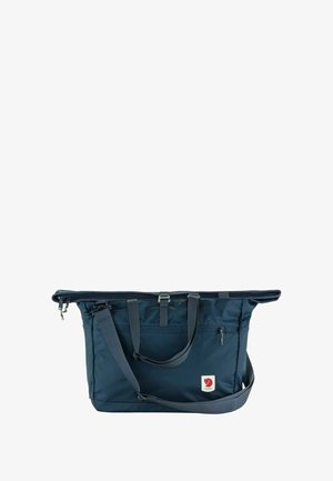 Borsa a spalla in nylon blu navy con zip, manici doppi, tracolla regolabile e patch con logo, caratterizzata da un ampio scomparto principale.