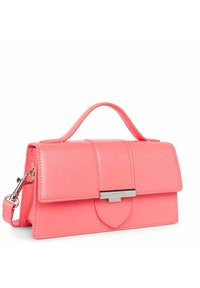 Sac à main en cuir rose au design structuré, doté d'une anse plate, de quincaillerie en argent et d'un fermoir à l'avant. Texture lisse et détails minimalistes.