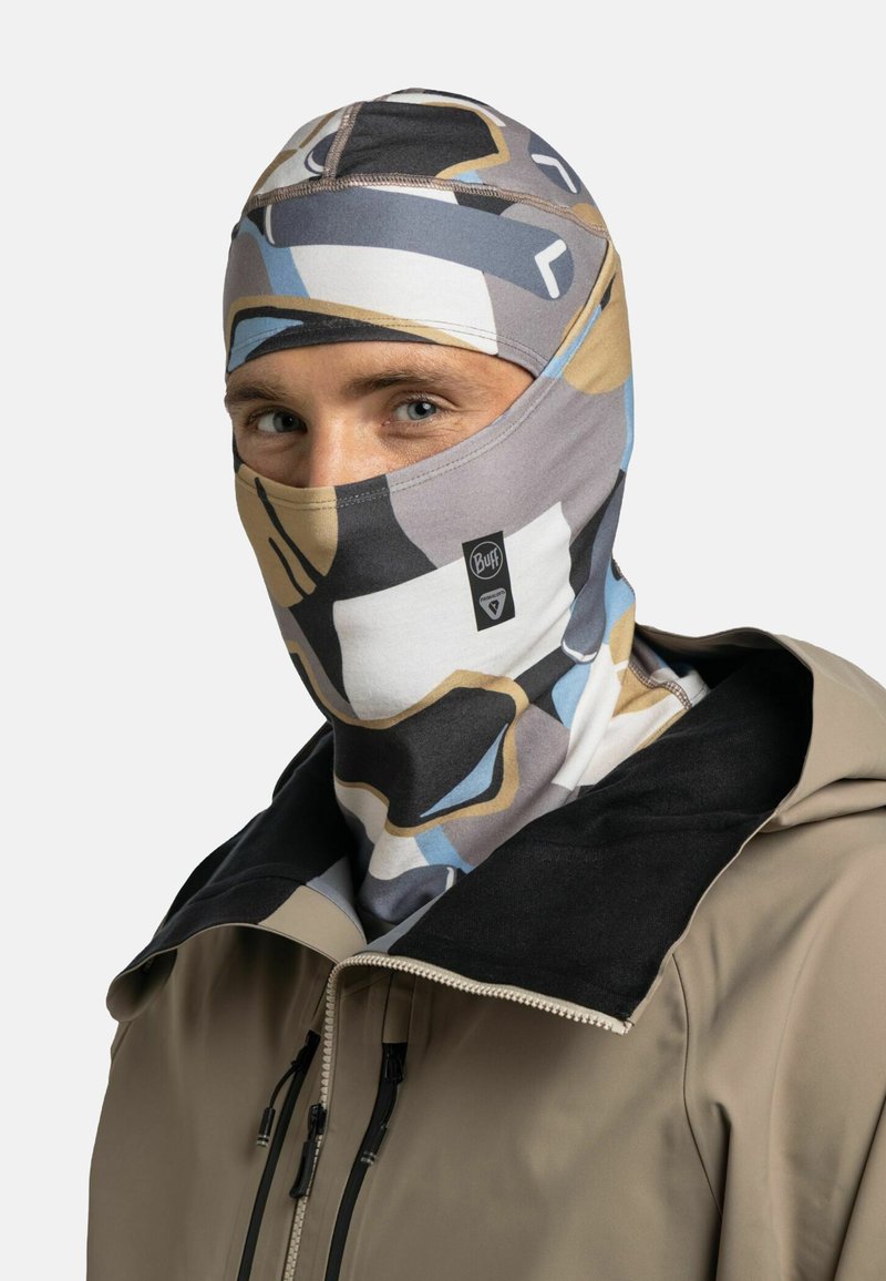 Balaclava mit einem mehrfarbigen abstrakten Muster in Grau, Beige und Blau. Aus dehnbarem Material gefertigt, bedeckt sie vollständig Kopf und Hals.