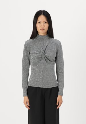 Langærmet, højhalset bluse i sølvfarvet tekstureret stof med en snoet frontdetalje. Tætsiddende silhuet, glat overflade og ribbet design.