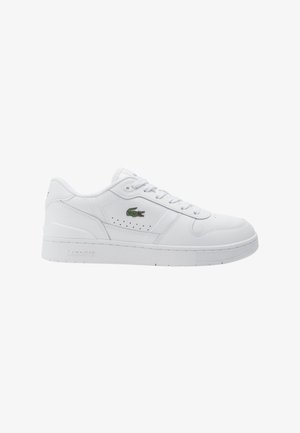 Baskets blanches en cuir avec un design perforé, semelle blanche plate et logo crocodile vert Lacoste sur le côté. Lacets et col rembourré présents.