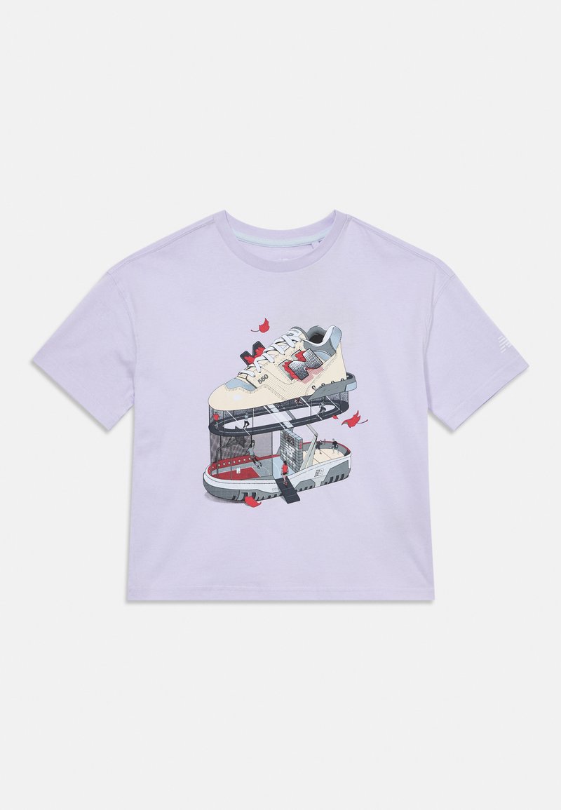 Camiseta de algodón morada con estampado gráfico de zapatillas sobre una plataforma, detallando elementos arquitectónicos y figuras en acción.