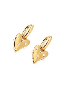 Orecchini a forma di cuore in oro con piccole perle bianche, caratterizzati da una superficie texture e una chiusura ad anello per un'indossabilità sicura.