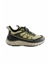 Męskie buty biegowe w oliwkowo-zielonym i czarnym kolorze, z teksturowaną cholewką, wyściółką przy kostce oraz masywną, cętkowaną podeszwą dla lepszej przyczepności.