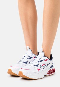 Nike Sportswear ZOOM AIR FIRE - Sapatilhas - white/aura/mystic hibiscus/midnight navy/med brown