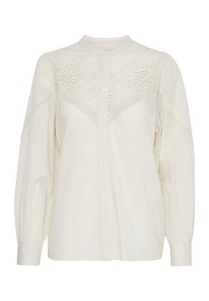 Camicia bianca con bottoni frontali, tessuto testurizzato, dettagli in pizzo sulle spalle e maniche lunghe a sbuffo. Presenta un colletto alla mandarino e motivi sottili.