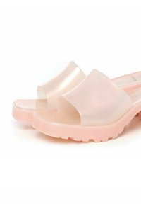 Heldere roze slide-sandalen met een glanzende afwerking, open teenontwerp en een dikke, gestructureerde roze rubberen zool voor grip.