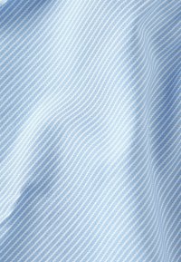 Lichtblauwe stof met fijne witte strepen. Glad textuur, met subtiele rimpels en plooien, typisch voor lichtgewicht katoen of linnen materiaal.