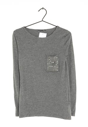 Grijze lange mouwen t-shirt met een ronde halslijn en een decoratieve zak voorzien van zilveren studs op de linkerborst.