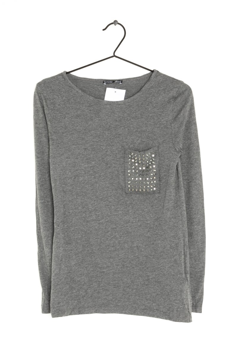 Langärmliges graues T-Shirt mit Rundhalsausschnitt und einer dekorativen Tasche mit silbernen Nieten im linken Brustbereich.