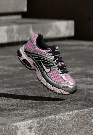 Nike Sportswear, AIR MAX MOTO 2K - Маратонки - pink rise/pearl pink/metallic silver-coloured/black/smoke grey