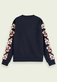 Granatowy sweter z długimi rękawami, ozdobiony białymi i czerwonymi haftami kwiatowymi na rękawach. Żebrowany dół i mankiety w miękkiej fakturze.