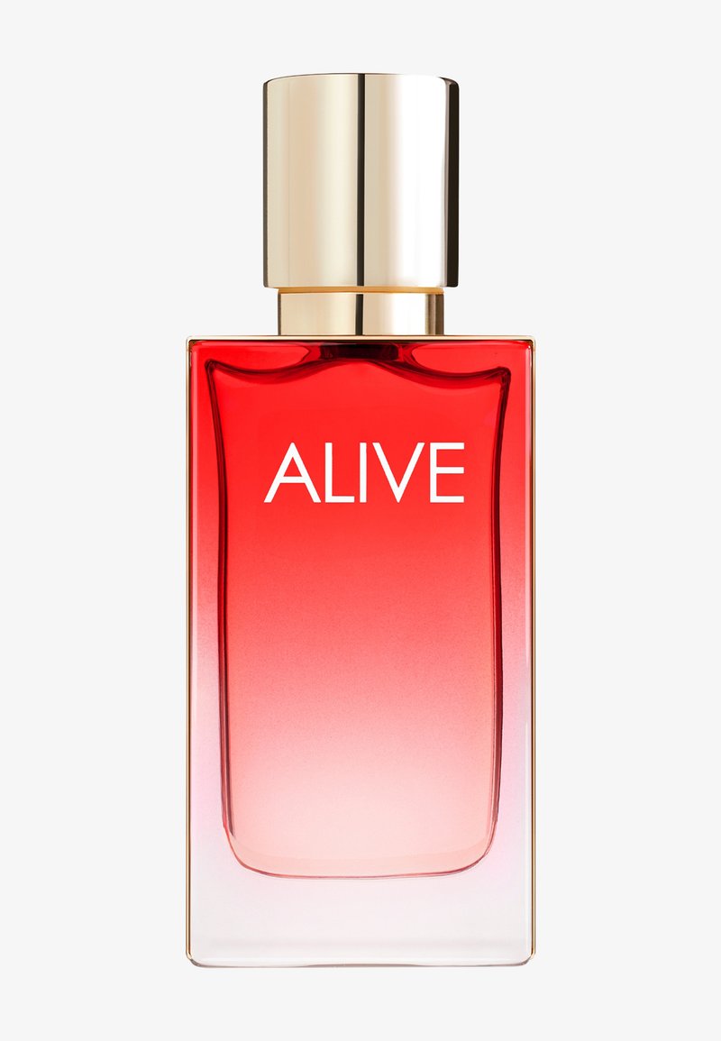 Rødt gradient rektangulært parfume flaske mærket "ALIVE" med en skinnende guldkapsel på en lys baggrund.