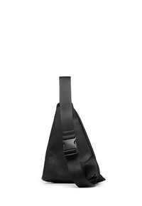 Borsa a tracolla nera di forma triangolare realizzata in pelle texturizzata, dotata di una larga tracolla regolabile e di una fibbia in plastica resistente.