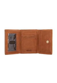 Cartera marrón de cuero con triple plegado abierta para mostrar una ventana clara de identificación, tres ranuras para tarjetas, una etiqueta de protección RFID y un bolsillo para monedas con botón de presión.