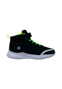 Sneaker alte nere con accenti verdi, con tomaia in mesh testurizzato, suola bianca, chiusura con lacci e cinturino regolabile.