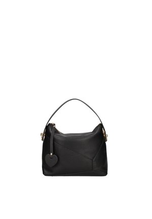 Sac à main en cuir noir avec une anse courte et une étiquette en cuir en forme de cœur suspendue à la tirette de la fermeture éclair, isolé sur fond blanc.