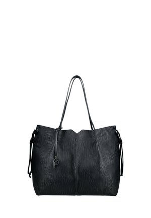 Schwarze Textulleder-Shopper-Tasche mit doppelten Schulterriemen und einem kleinen Metallanhänger in Form eines "P", der an einem der Riemen hängt.