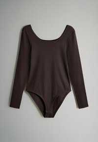Dolgi rokav rjav bodysuit s krožnim izrezom in zapiranjem s pritisnim gumbom na dnu, izdelan iz mehkega, rebrastega materiala.
