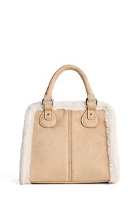 Beige ruskindshåndtaske med to runde håndtag og hvid fluffet kant langs kanterne, vist mod en hvid baggrund.