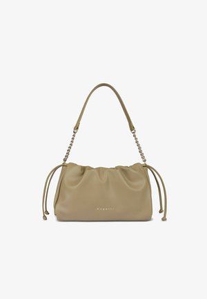 Borsa a tracolla in ecopelle beige con un design arricciato, tracolla in catena e chiusure a coulisse ai lati. Logo visibile sulla parte anteriore.