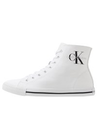 Weiße High-Top-Sneaker aus Canvas mit rundem Zehenbereich, schwarzem Akzentstreifen und gedrucktem Logo an der Seite. Klassisches Schnürdesign.