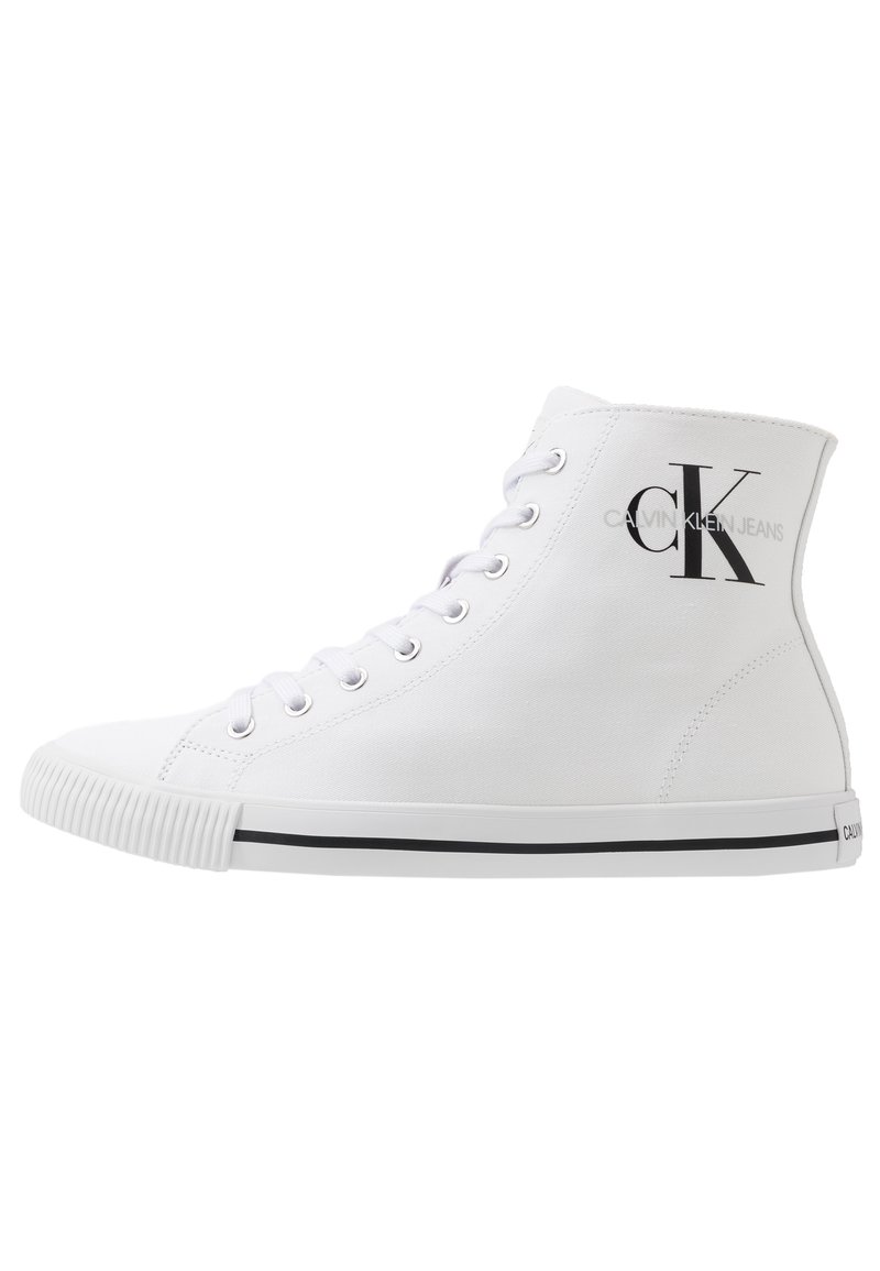 Weiße High-Top-Sneaker aus Canvas mit rundem Zehenbereich, schwarzem Akzentstreifen und gedrucktem Logo an der Seite. Klassisches Schnürdesign.