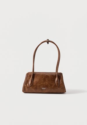 Sac à main en cuir marron avec longues anses, forme rectangulaire et petit logo argenté DKNY centré sur le devant.