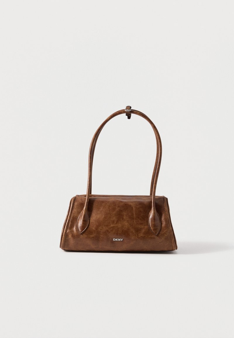 Sac à main en cuir marron avec longues anses, forme rectangulaire et petit logo argenté DKNY centré sur le devant.