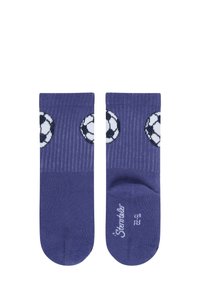 Calzini di cotone viola con design a coste e grafica di un pallone da calcio bianco e nero sulla parte superiore di ciascun calzino.