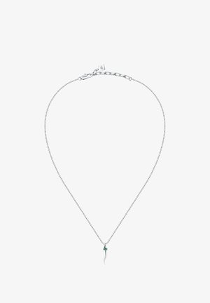 Collana in argento con pendente a forma di corno curvo e accento verde. La catena ha un design classico a maglie e una chiusura a moschettone.