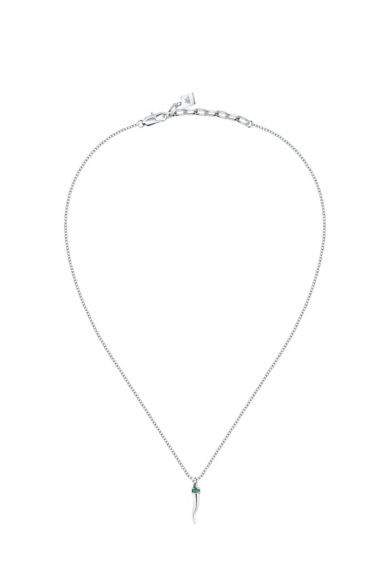 Collana in argento con pendente a forma di corno curvo e accento verde. La catena ha un design classico a maglie e una chiusura a moschettone.