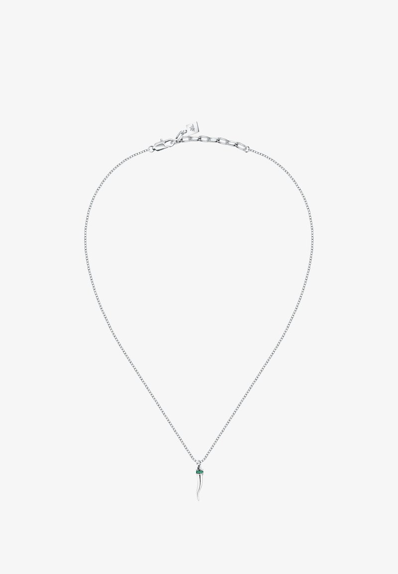 Collana in argento con pendente a forma di corno curvo e accento verde. La catena ha un design classico a maglie e una chiusura a moschettone.