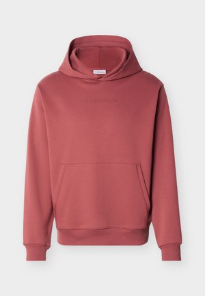 Rustfarvet hættetrøje med front-kængurulomme og præget "J.LINDEBERG" logo på brystet, vist på ensartet lys baggrund.