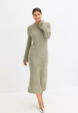 Strick-Midi-Kleid in Hellgrün mit strukturiertem Finish, langen Ärmeln und lässiger Passform. Mit Rundhalsausschnitt und seitlichen Schlitzen am Saum.
