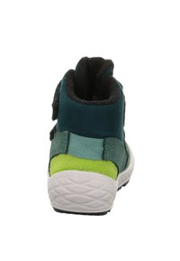 Kinderlaars met een combinatie van turquoise, groen en lichtblauwe materialen. Voorzien van een gestructureerd bovenwerk en een witte rubberen zool. Klittenbandsluiting.