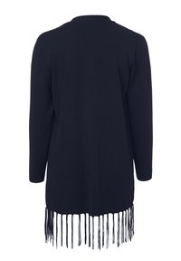 Schwarzer Strickcardigan mit langen Ärmeln und einem Fransensaum. Das Design ist schlicht mit geradem Schnitt und weicher Textur.