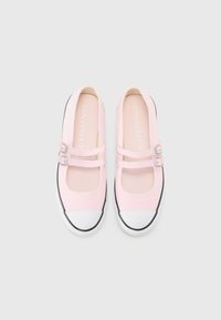 Svetloružové plátené topánky s dvojitými remienkami, čiernym okrajom a bielym gumovým špičkou. Obsahuje značku "CONVERSE" na vložkách.