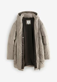 Wattierte Jacke aus hellgrauem Stoff, mit Kapuze, Reißverschluss und einer dunkelbraunen Innenausstattung. Vertikale Nahtdetails sind sichtbar.
