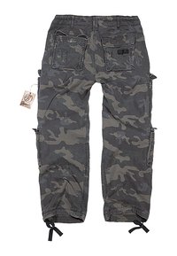 Pantalones cargo camuflados en tonos de gris con múltiples bolsillos, cinturilla elástica y lazos ajustables en los tobillos. La tela parece duradera con un acabado suave.