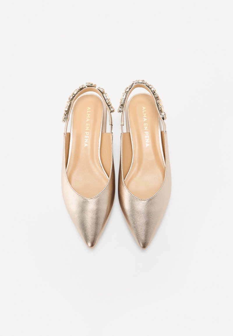 Zapatos slingback metálicos dorados con punta afilada, parte superior texturizada y acentos joya a lo largo de la correa. Forro interior suave.