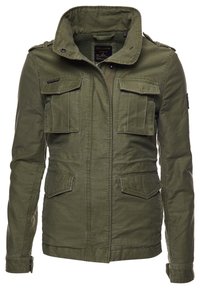 Veste de style militaire vert olive avec quatre poches à rabat à l'avant, col à pression et poignets à boutons, présentée sur un fond blanc.