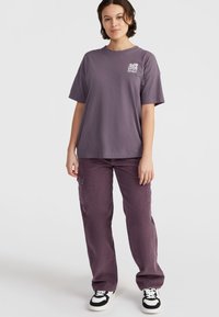 Paarse katoenen t-shirt met een ronde hals en korte mouwen, gecombineerd met bijpassende paarse cargobroeken met zijzakken en een losse pasvorm.