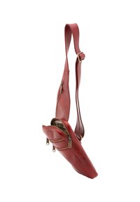 Borsa a tracolla in pelle rossa con un design slim, dotata di una zip dorata e tracolla regolabile. Caratteristici doppi scomparti con zip per riporre gli oggetti.