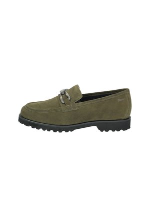 Olijfgroene suède loafer met zwarte rubberen zool en zilveren metalen gesp detail op de bovenkant.