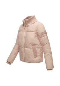 Helle rosa gepolsterte Jacke mit hohem geripptem Kragen, Frontreißverschluss, gerippten Bündchen und Fronttaschen, auf einem weißen Hintergrund schräg gezeigt.