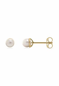Gouden oorbellen met ronde witte parels; het ene oorbel is groter en heeft een steker en lus sluiting, terwijl de andere een simpele stud is.