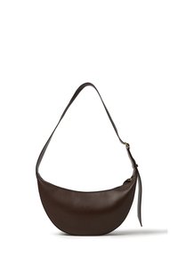 Bolso de hombro de cuero marrón con forma curva, correa ajustable y herrajes en tono dorado. Textura suave con cierre de cremallera.