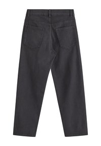 Mörkgrå denimjeans med rak bendesign, som har två bakfickor och ett enkelt midjeband utan synlig hårdvara.